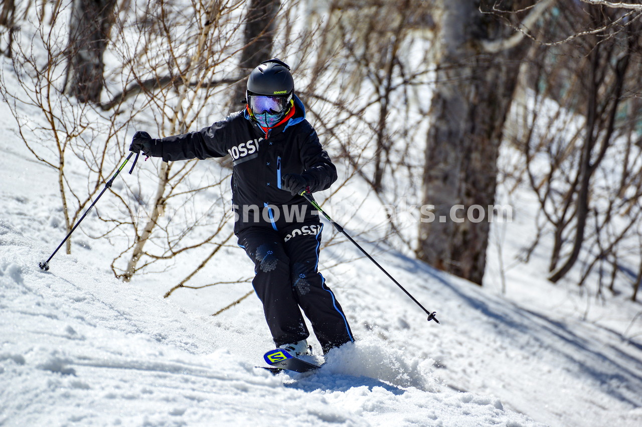 札幌国際スキー場 Mt.石井スポーツ ISHII SKI ACADEMY 校長・斉藤人之さんによる『斉藤塾』開講。本日のテーマは、「春雪！コブからスキーのたわみを楽しむ！！」(^^)v